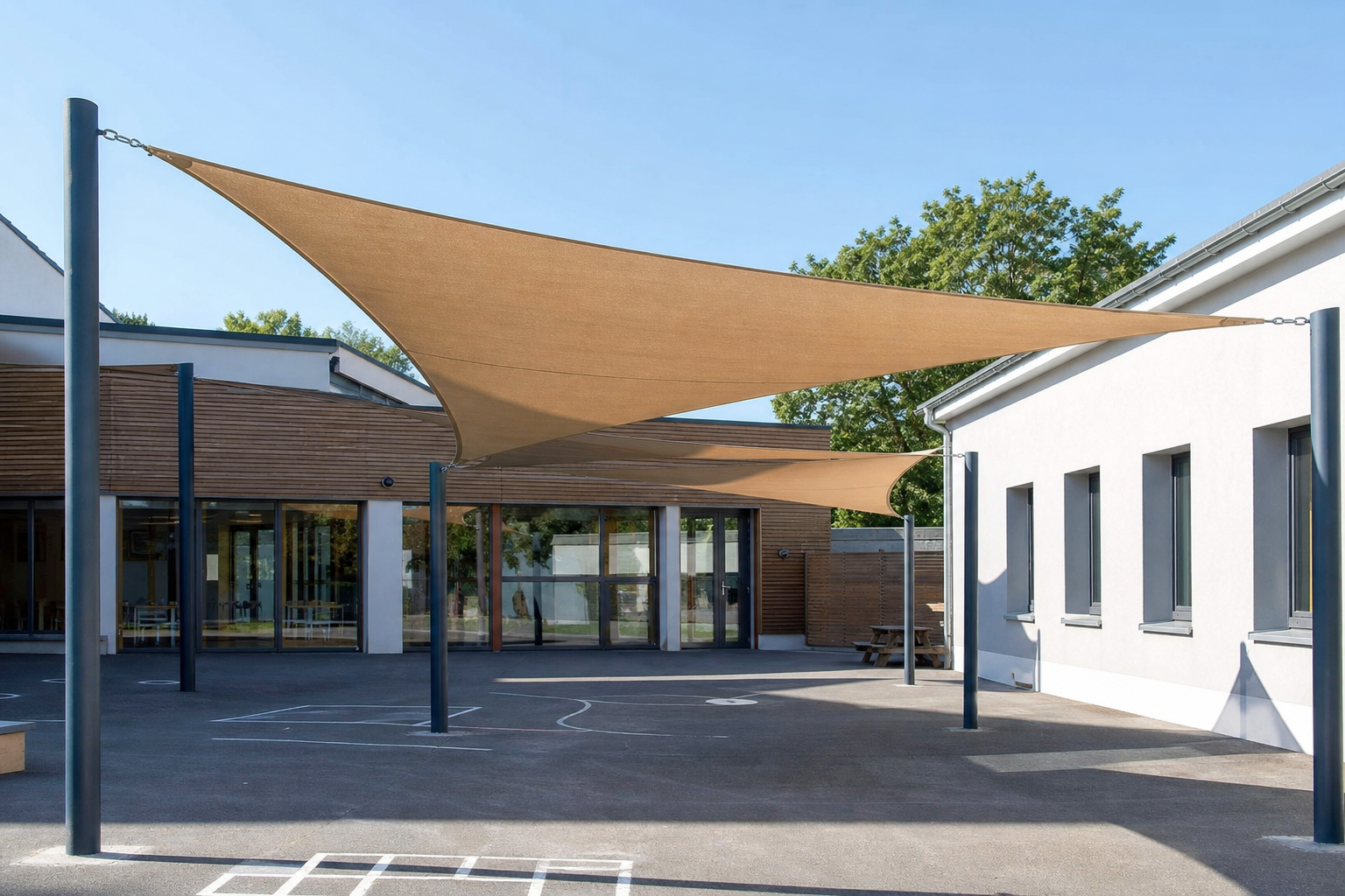 Voiles d'ombrage en cour d'école : une solution pratique et durable